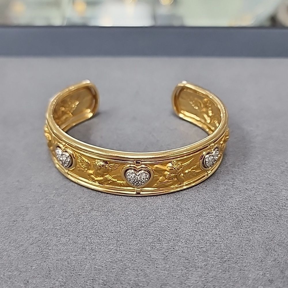 RARE Authentic Carrera y Carrera 18K Gold Angel heart pavé Diamond Cuff Bracelet